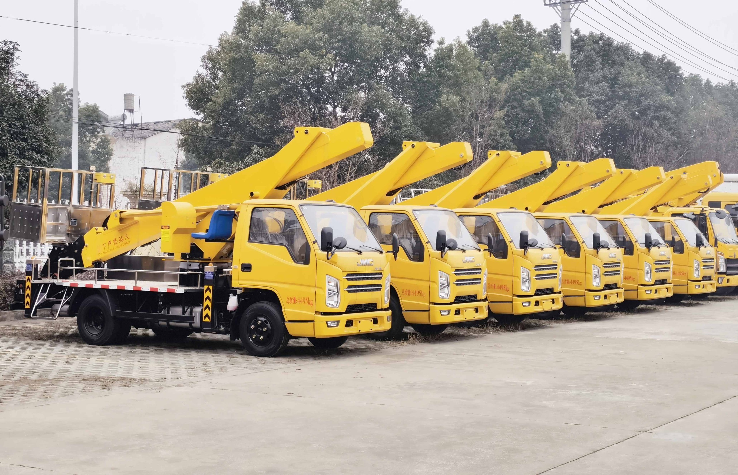 江鈴順達(dá)藍(lán)牌27米直臂高空作業(yè)車6臺發(fā)新疆